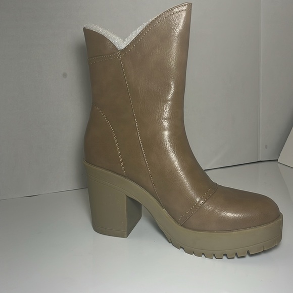Journee collections Women's Tan Ankle Boots - Picture 8 of 9